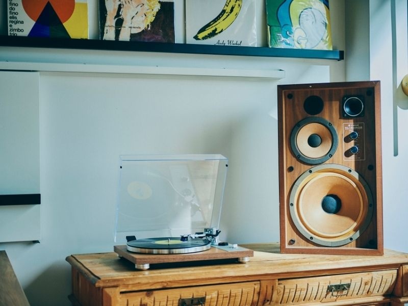 1Fミュージックスペース。懐かしい音楽とお料理で会話も弾みます。