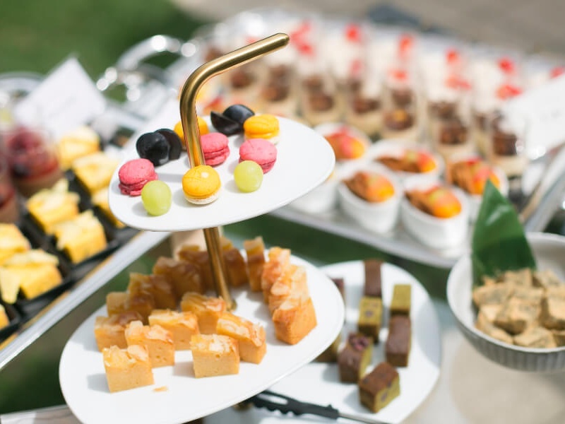 マカロンやプチケーキが華やかに並ぶデザートビュッフェ。見た目の可愛らしさも楽しみのひとつ、パーティーを甘く締めくくります。