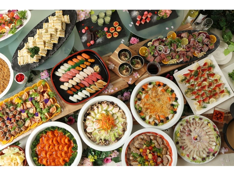 お寿司からデリ、サラダまで卓上を彩る豪華なケータリング。お弁当・軽食・懇親会プランなど126種類以上のプランから、シーンや人数に合わせてお選びいただけます。