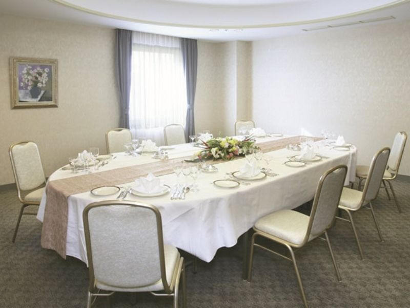 5F 小宴会場 りんどう
窓がある開放的な会場で社内会議や面接、ご両家顔合わせ、大宴会場利用時の来賓控室などに最適です。