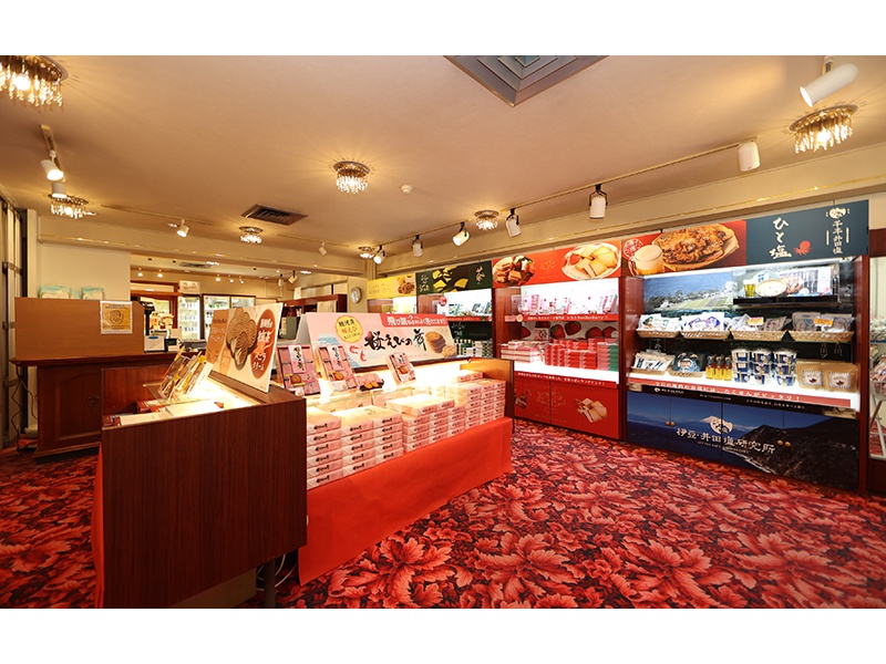 静岡・伊豆の特産品や名産品を取り揃えたショッピングコーナー。
地元ならではのお土産選びをお楽しみいただけます。
