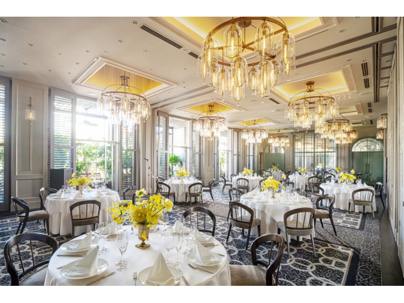 天井が高く、ホテルらしく優美で上質なしつらえ。テーブルクロスや会場装花を変更するだけで、雰囲気も一新。パーティのイメージに沿ってご提案いたします。