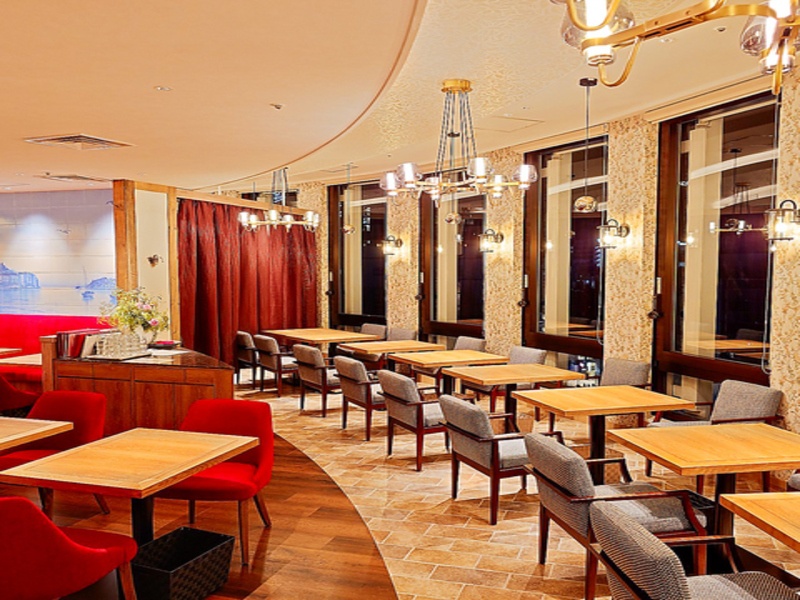 夜景が眺められるエレガントな雰囲気が漂う店内☆フォーマルな雰囲気とリラックスできる雰囲気を兼ね備えた店内は普段使いから特別な日まで幅広くご利用いただけます!