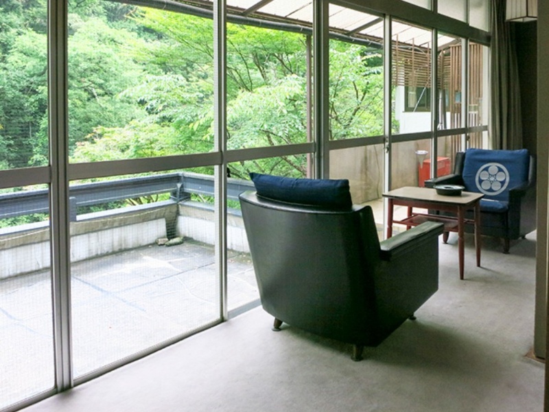 川側の和室24畳。当館で最も広い個室。複数のグループや団体様でのご利用に最適です。