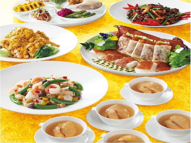 ＜朱雀席＞
接待、お顔合わせ、長寿のお祝いや偲ぶ会にもおすすめコース。
姿ふかひれのスープや北京ダック、大海老料理など楽しめます。