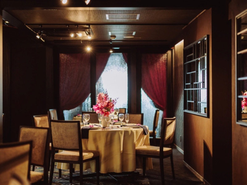 落ち着いた色調でまとめられた、静かな空間。大切な人との食事や顔合わせに、ぴったりの雰囲気です。