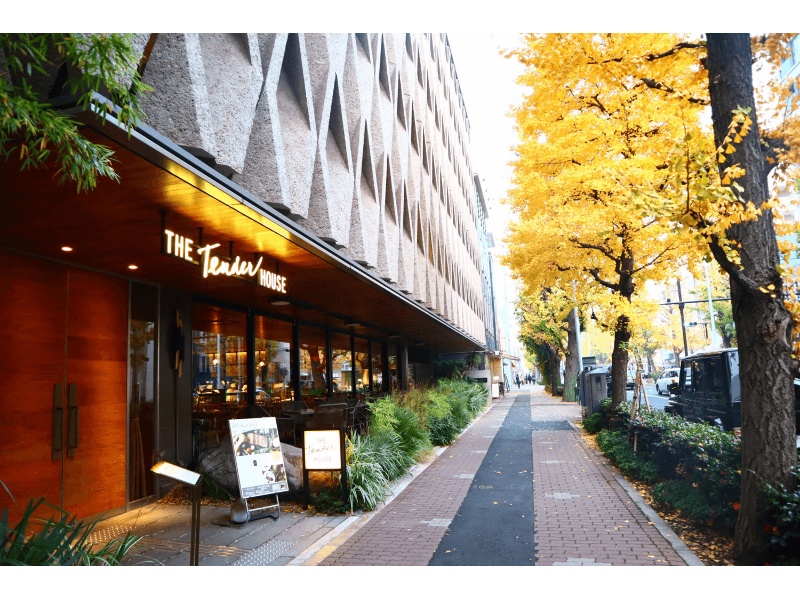 白金台の一等地に佇むモダンな外観。
白金台駅から、プラチナ通りを100m程進むと右手にございます。
