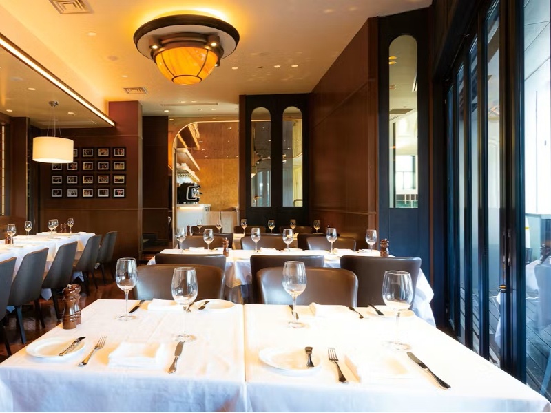 永田町駅直結、自然光が差し込む開放的な空間で極上の熟成肉を味わう贅沢なひととき