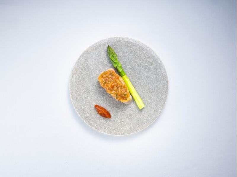 料理と器の調和が生み出す美しい世界観をご堪能ください。