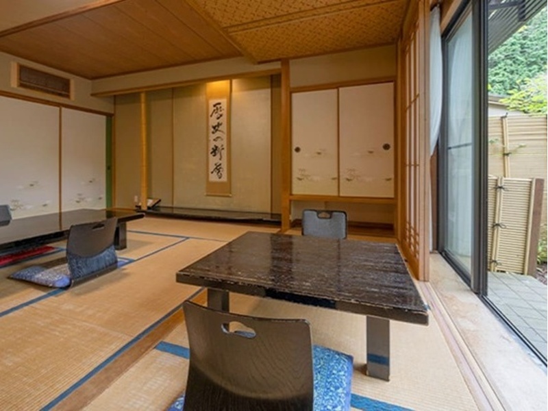 自然を身近に感じる客室。どのお部屋からも四季折々の景色をお楽しみいただけます。
畳の空間でのんびり安らぎのひとときを。