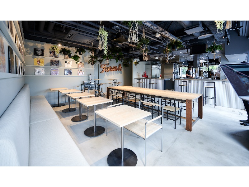 カジュアルで開放的な店内
店内は少人数から貸切でご案内可能です
