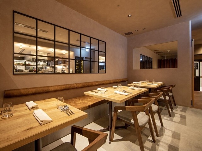 全74席の洗練された空間です。ダイニング42席、バー32席に加え、2つの個室（4名・6名）を完備。ｃオープンテラス席ではペット同伴も可能です。
