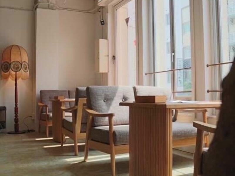 木製ソファでゆったりくつろげる空間