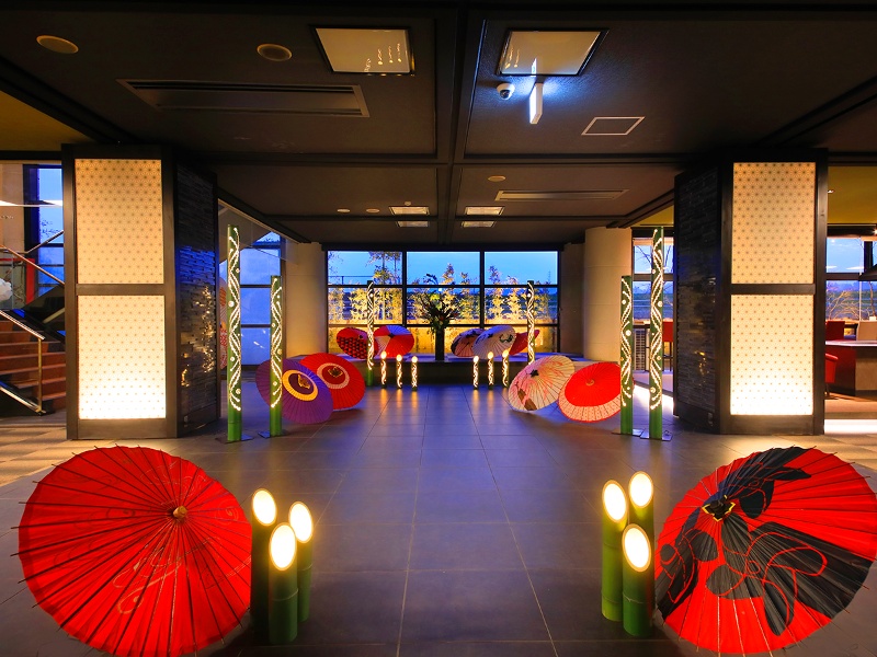 赤い番傘と竹灯りが非日常へいざなう……ゆとりろ山鹿は2018年にオープンいたしました。