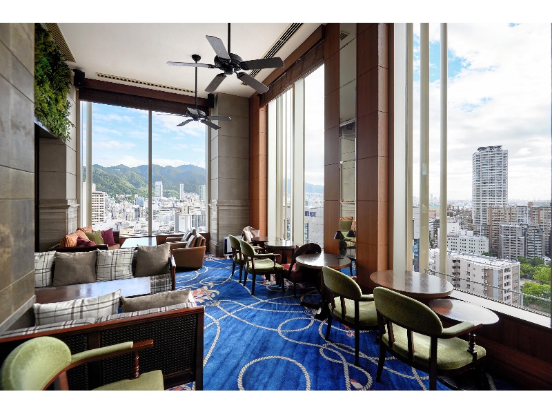 神戸の街並みを一望していただける、アフターヌーンティーが人気のカフェラウンジ。