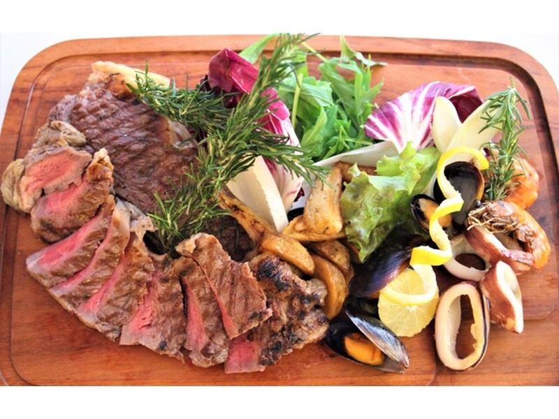 肉料理の一例。ボリューム感と見た目の華やかさで満足度の高い内容です。