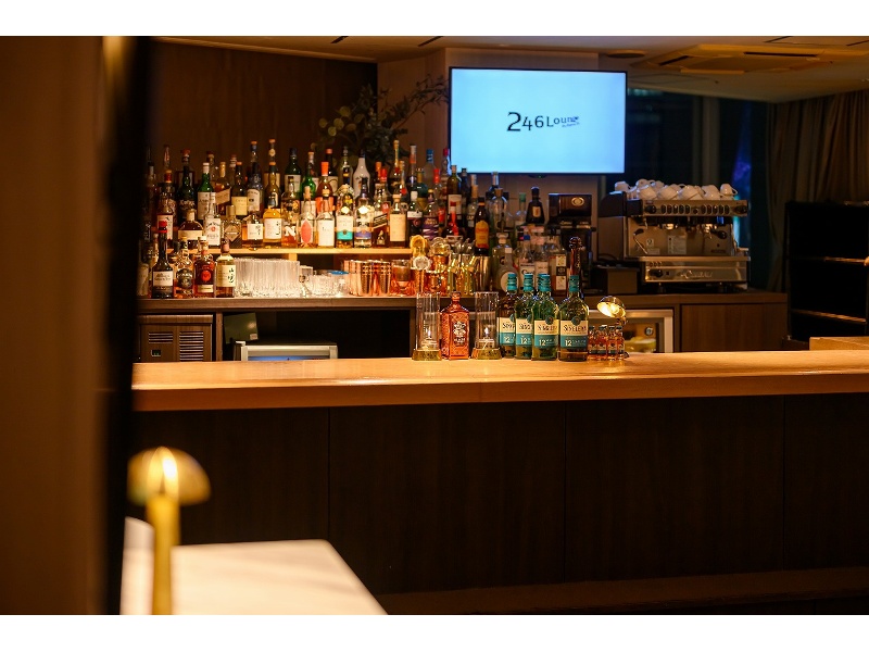 前方バーカウンターにはモニターがあり、後方のスクリーンと同じ映像が上映可能