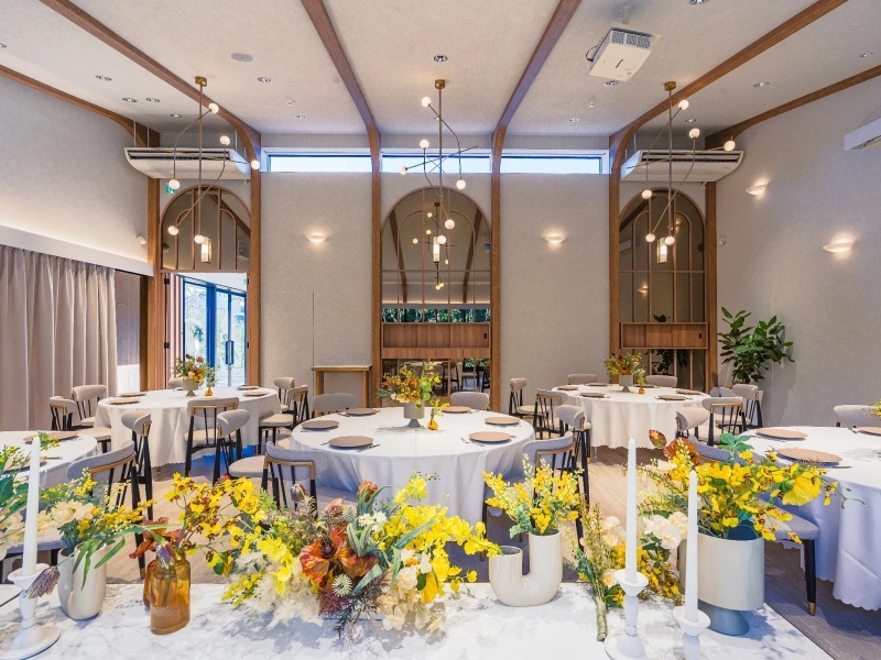 さいたま新都心駅から徒歩5分、28台の駐車場も完備。アクセス抜群。天井高3.2〜4.7mの開放的なバンケット邸宅空間で、格上げされた会議・懇親会を。