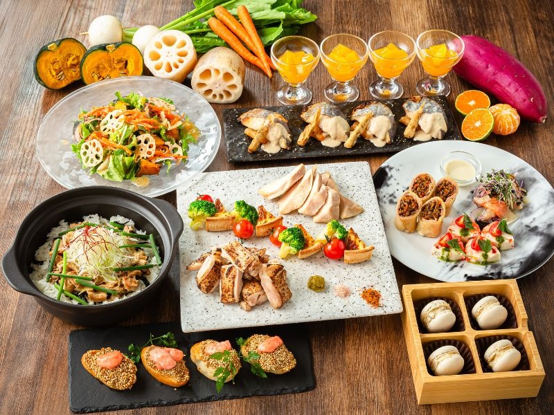 季節の味覚を楽しむ“和コース”登場。大山鶏の食べ比べや三元豚の釜飯など全9品をご用意。アルコール・ソフトドリンク飲み放題付き！※料理内容は季節により変更となります。