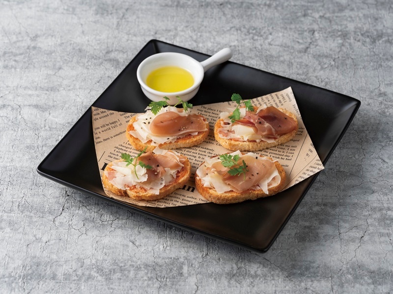 【料理一例】削りチーズ・生ハムのカナッペ