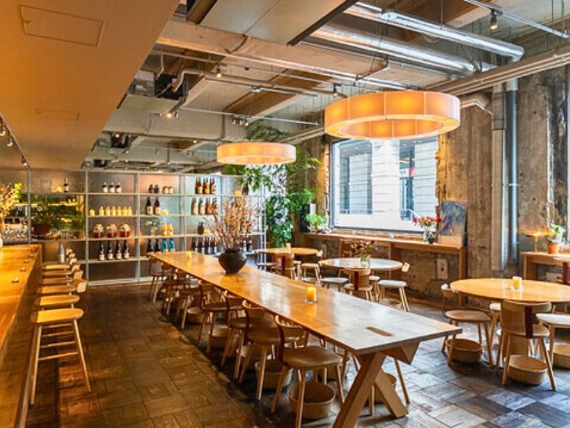 最大で18名様まで座れるロングテーブル