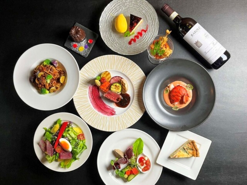 前菜・サラダ・メイン・デザートまで揃った豪華なフルコース。種類豊富なお飲み物もご用意しております。