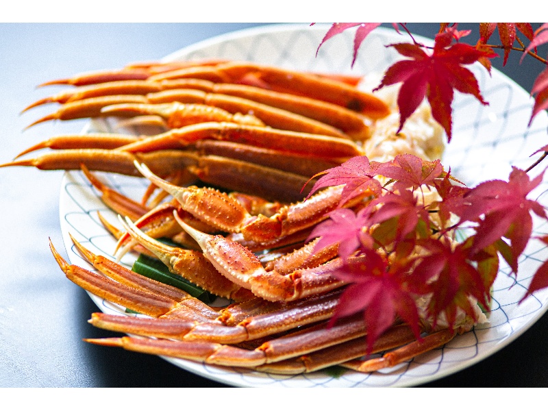 秋から冬にかけて「ズワイ蟹」はいかがでしょうか。蟹づくし会席でもオプショナルの湯で蟹足でもご用意可能(1週間ほど前の要ご予約)