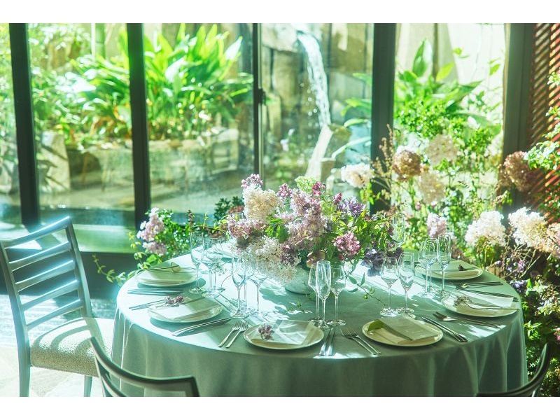 B1F【バンブーガーデン】
伝統的なデザインとモダンで落ち着いた空間は、洗礼された大人のイメージです。周囲を囲むバンブーガーデンの景色を眺めながら特別な一日をお過ごしいただけます。
着席：106席 立食：120名 スクール：90名 シアター：176名