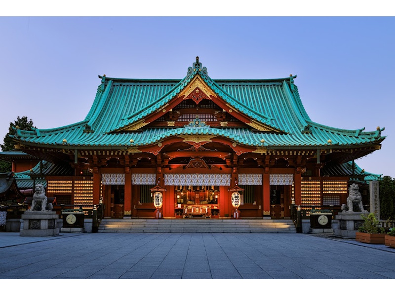 夕暮れ時、神田明神は柔らかな光に包まれ、朱色の社殿が幻想的に浮かび上がります。提灯の明かりが灯り、参道は昼間とは異なる厳かで美しい雰囲気に。都会の喧騒を忘れさせる、心が落ち着く夜の表情を見せます。