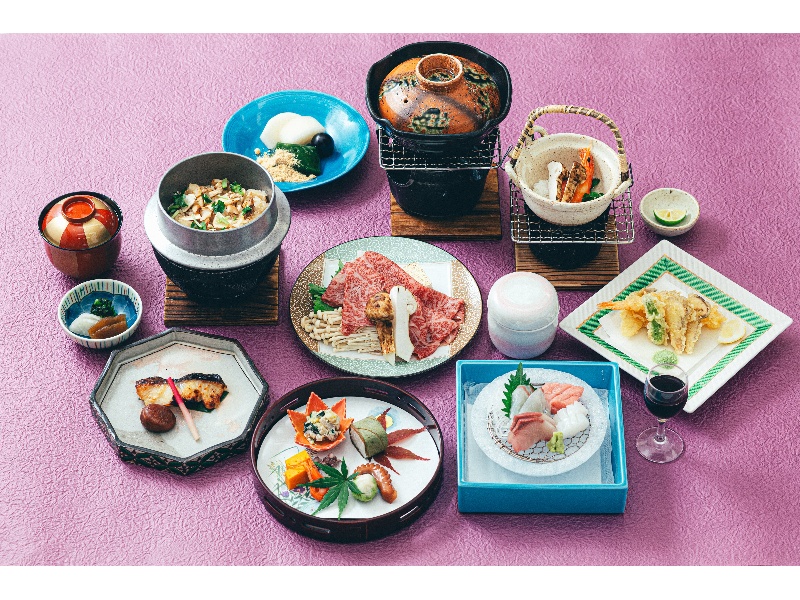 秋限定 「松茸と大和牛すき鍋会席」。団体様でのご用意は可能ですが完全要予約ですのでご確認ください