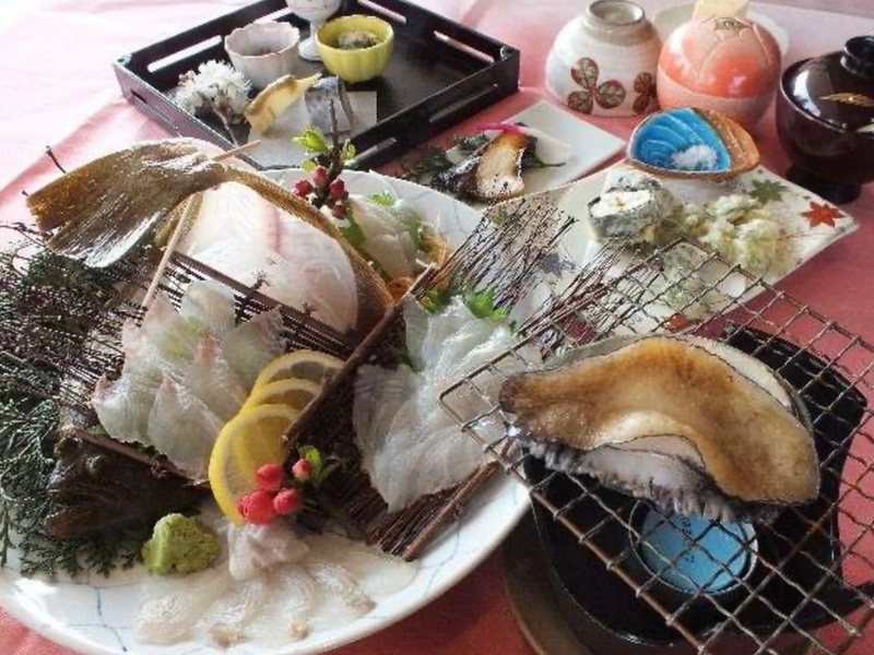 あわび踊り焼・平目姿造り会席　一例