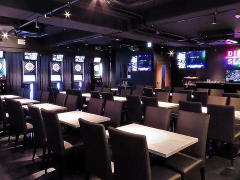 店内貸切は50名様からOK！！使いやすい広さで個室としてもご利用頂けます◎ダーツ投げ放題なだけでなく、カラオケ歌い放題＆飲み放題で思いっきり楽しめること間違いなし！！