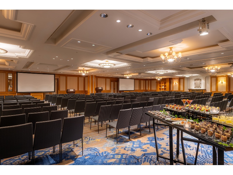 【桃山】B1F
面積：476㎡　　　高さ：3.0m
着席：300名様　　立食：350名様
落ち着きのある邸宅風のしつらえで、ゆとりを感じさせる中宴会場。パテーションで仕切れば、独立した２つの宴会場としてもご利用いただけます。