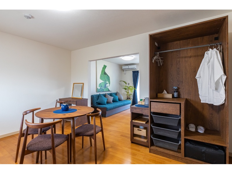 客室(ダイニングテーブル、ミニデスク、クローゼット、バス、トイレ、ドレッサー、冷蔵庫、電子レンジ、無料高速 Wi-Fi