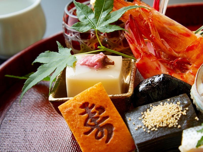 お昼の接待やランチミーティングにも。四季折々の旬の素材を目で楽しみ、食して口福を得ていただく、五感でお楽しみください。全国より厳選された山海の幸を確かな腕を持った和食板前が熟練の技と真心こめて一品一品仕上げます。