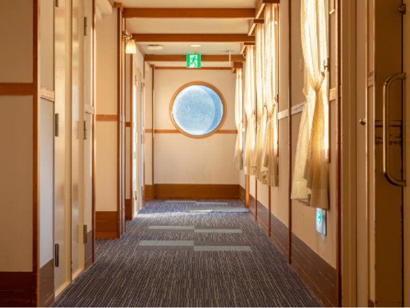 操舵輪や丸窓など、館内には船を思わせる意匠が随所に施され、遊び心のある雰囲気が漂います。