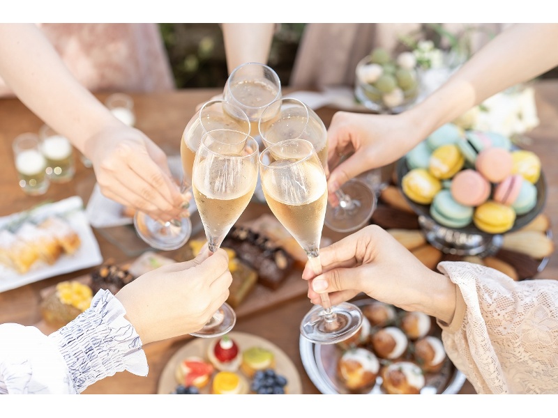 プライベートガーデンは開放感溢れる屋外パーティーの最適。ガーデンを使ってのデザートビュッフェ演出も可能。