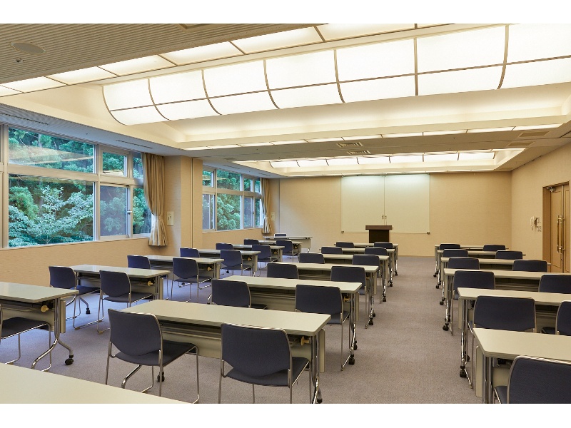 【コミュニティルーム】スクールで７０名様まで収容可能な会議室。