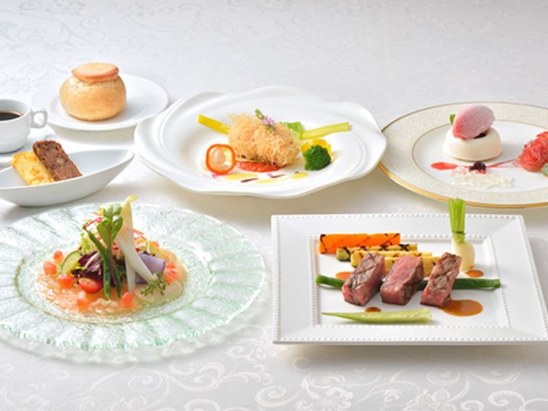 同窓会・祝賀会など、盛大な宴会からアットホームなパーティまで、オールマイティーなプランをご用意。
式典やアトラクションなどとの組み合わせも可能です。