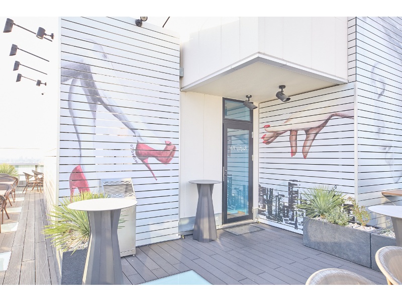 テラススペースでは非日常感あふれるひとときを。開放的な空間での歓談やフォトスポットとしても人気で、パーティーをより印象的に彩ります。