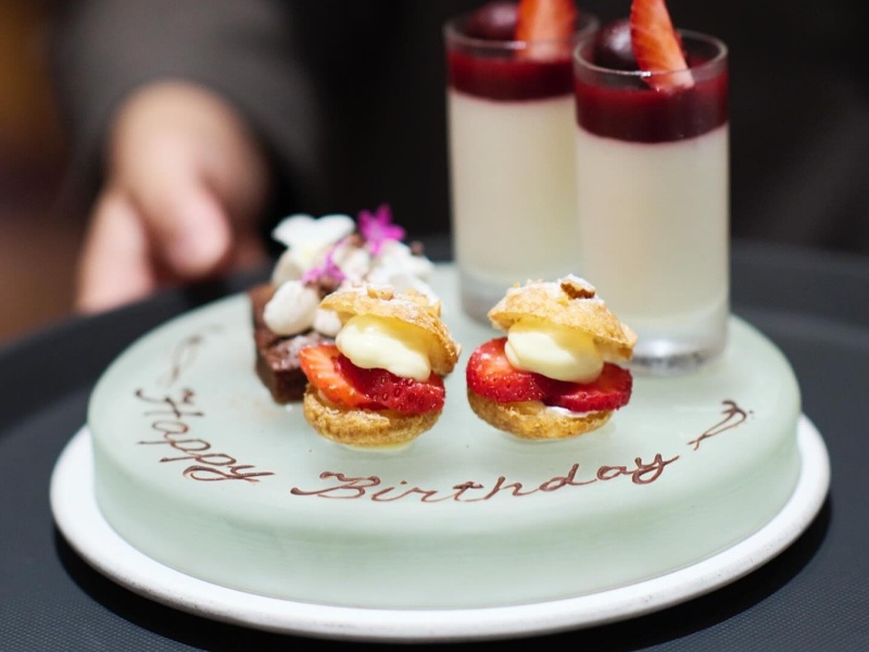 お祝いや大切な人へのサプライズに素敵なひと時をお過ごしください。
MAISON VERTEではランチタイム、ディナータイムのコースのデザートにメッセージをお書きすることができます。
