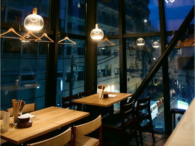 【会場】
大きな窓に面した席で、円山町の夜景を眺めながら食事が楽しめます。
