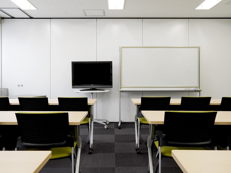 スクール形式　18名着席可能。(モニターは別会場で同日時で未使用時に貸出可能です)