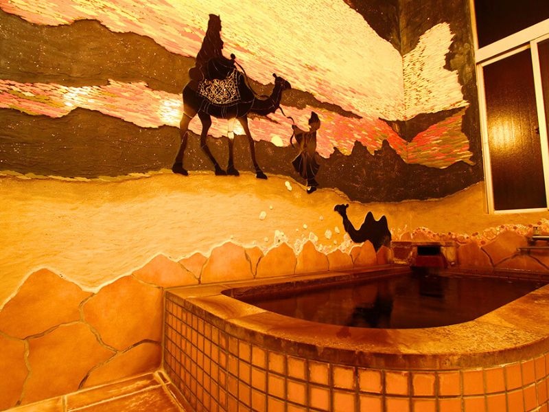 月の沙漠風呂
童謡「月の沙漠」発祥の地、御宿海岸とロマンティックな歌詞を再現したお風呂です。灯りを消すと幻想的な空間に変わります。