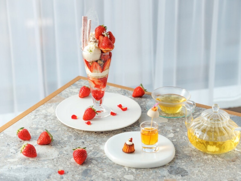 旬のいちごを贅沢に使ったデザートプレート。見た目にも華やかで、記念日やお祝いのシーンにもぴったりです。