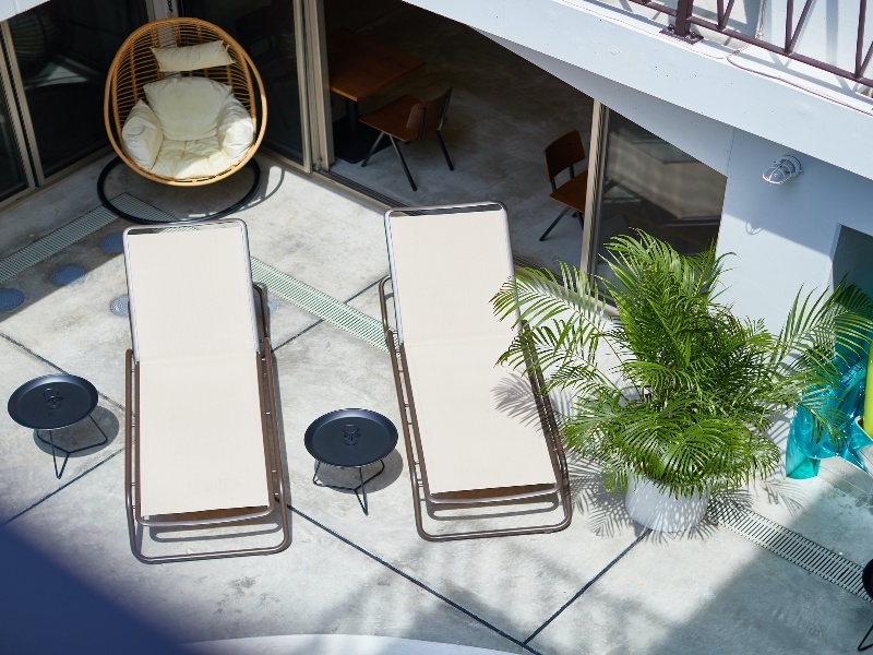 プールサイド　外気浴もお楽しみください