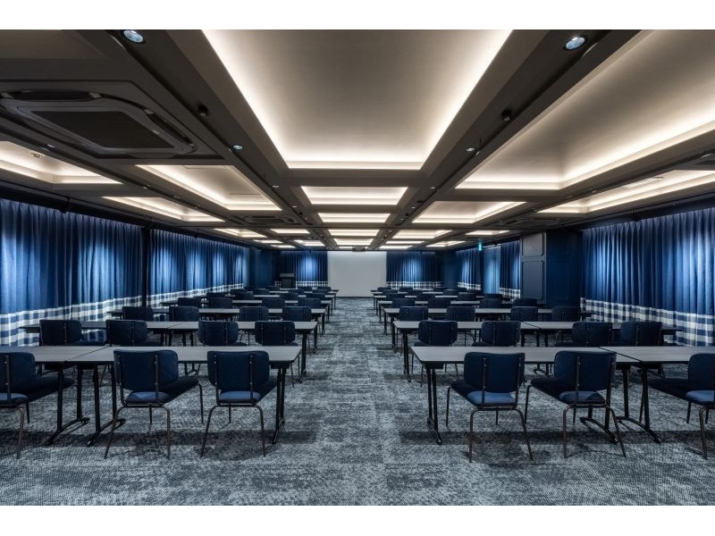 【Cerulean】
面積150㎡ ※70㎡/80㎡での2分割利用も可能。
■円卓着席90名■立食120名■スクール72名■シアター130名
※2分割の場合
■円卓着席40名■立食60名■スクール45名■シアター60名