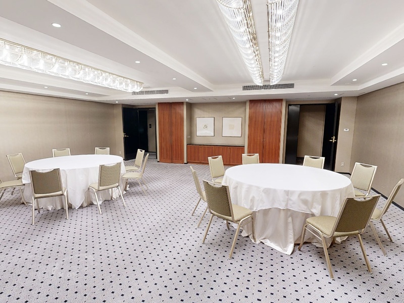 大きな窓から自然光が射し込み、適度な緊張と打ち解けた雰囲気を醸し出す宿泊棟5階の小宴会場。