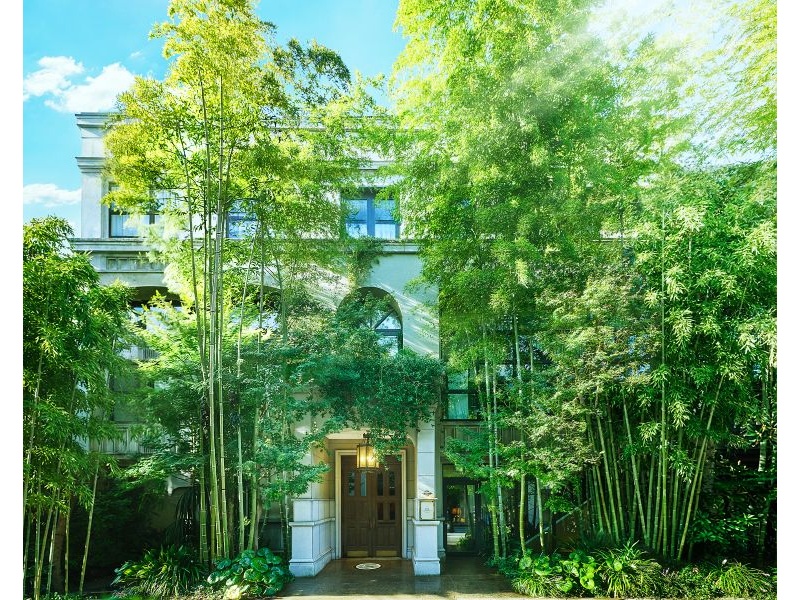 1F【エントランス】
表参道駅から徒歩3分の好立地◎
都会の喧騒を忘れてしまう緑豊かなエントランス。
一歩足を踏み入れると、贅沢な非日常空間に。