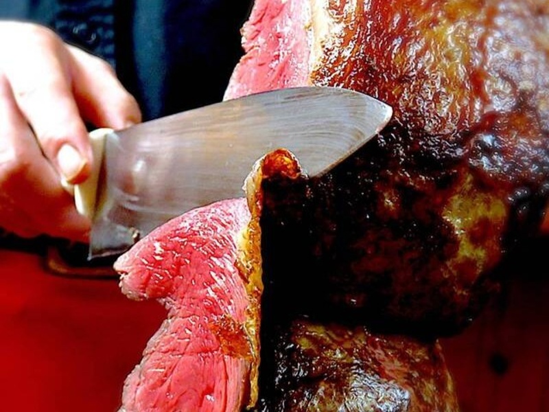 焼きたて塊肉を各テーブルでサーブする迫力のパフォーマンス！大人数パーティーも余裕ある席数で対応可能です。